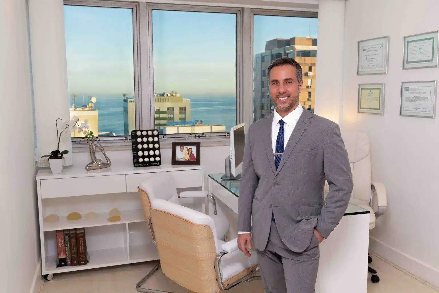 Dr. André Ahmed, cirurgião plástico, em seu consultório no Rio de Janeiro